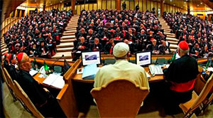 Papa Francisco con Cardenales en Sínodo